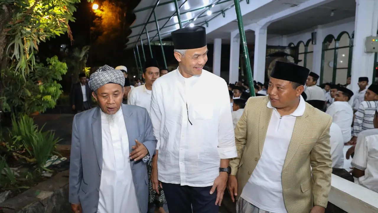 Bakal Calon Presiden Ganjar Pranowo mengunjungi Pondok Pesantren (Ponpes) Miftahul Huda di Manonjaya, Tasikmalaya, Senin (9/10/2023). Kunjungan ini merupakan bagian dari rangkaian kegiatan Ganjar Pranowo dalam rangka bersilahturahmi dengan masyarakat, khu
