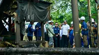 Menteri Energi dan Sumber Daya Mineral (ESDM) Bahlil Lahadalia meninjau sumur migas Ledok, salah satu lapangan migas tua di wilayah kerja (WK) Pertamina EP Cepu. (Foto: Kementerian ESDM)