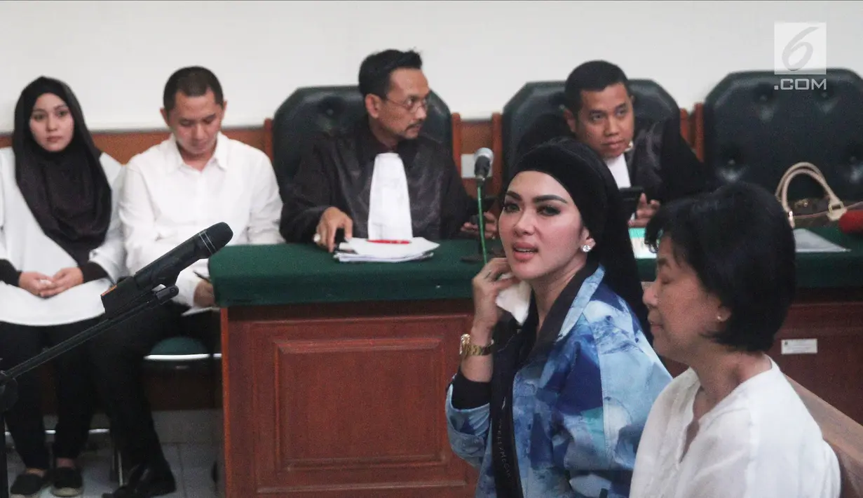 Artis Syahrini mengelap keringat saat menjadi saksi kasus First Travel di PN Depok, Jawa Barat, Senin (2/4). Syahrini mengaku imbalan dari promosi yang dia lakukan adalah mendapat fasilitas umrah VVIP dari First Travel.  (Liputan6.com/Herman Zakharia)
