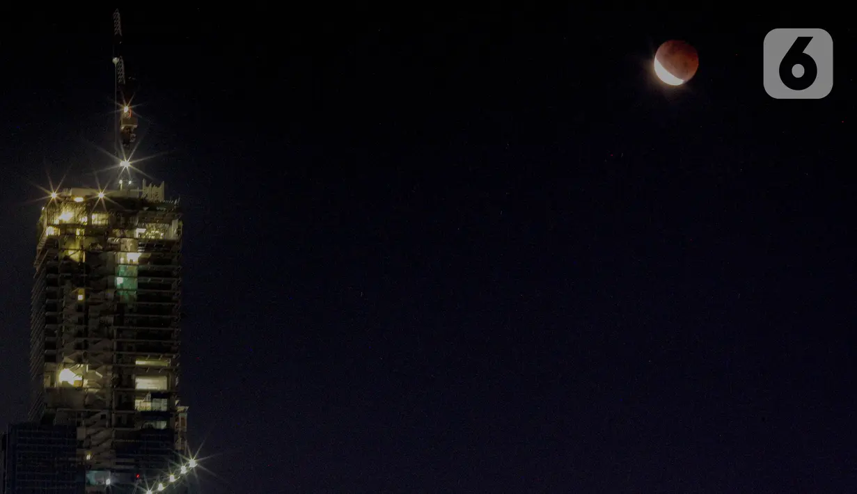Fase gerhana bulan total terlihat di kawasan Petamburan, Jakarta, Rabu (26/5/2021). Gerhana bulan total tersebut terjadi selama sepuluh menit mulai dari pukul 18.09 WIB hingga 18.18 WIB. (Liputan6.com/Faizal Fanani)