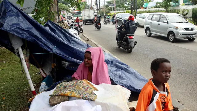 Puluhan Pencari Suaka Tinggal di Trotoar