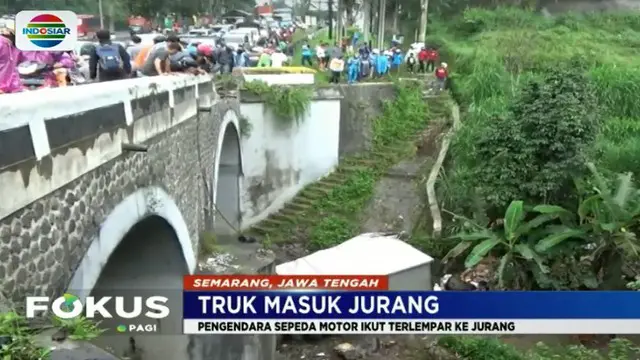 Kecelakaan berawal saat truk bermuatan onderdil motor yang dikendarai Budi, warga Sukoharjo, Jawa Tengah, melaju dari arah Semarang menuju Solo.