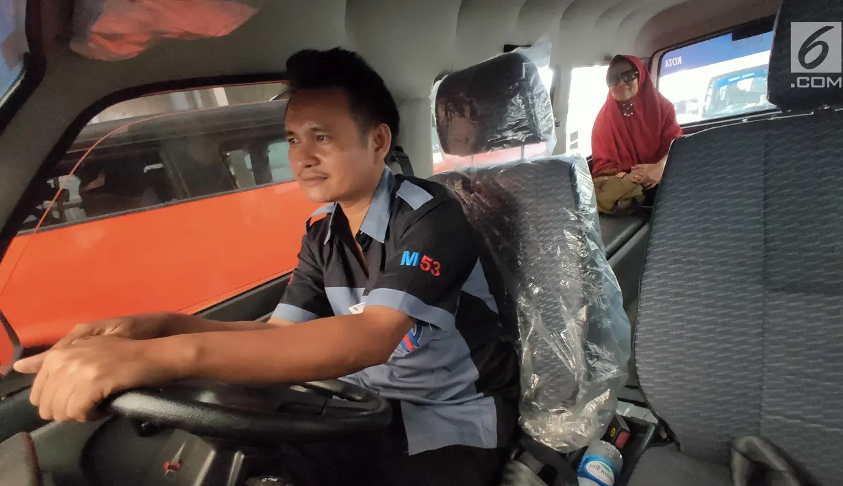 Angkutan umum (angkot) Jak Lingko yang dilengkapi pendingin (AC) menunggu penumpang di depan Stasiun Tanah Abang, Jakarta, Jumat (12/7/2019). Sebanyak lima armada Jak Lingko ber-AC mulai diuji coba sejak 1 Juli  untuk mengangkut penumpang dari Tanah Abang ke Kota. (Liputan6.com/Immanuel Antonius)