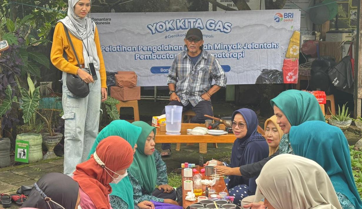 Sesi foto bersama usai pelatihan pengolahan limbah minyak jelantah. Program ini merupakan bentuk nyata komitmen BRI dalam menjaga lingkungan dan memberdayakan masyarakat. (Adv/BRI Peduli)