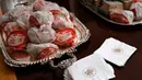 Burger memenuhi meja makan saat Presiden AS Donald Trump menjamu Clemson Tigers di Gedung Putih, Washington, Senin (14 /1). Trump mengaku menyukai semua makanan cepat saji yang disajikan. (AP Photo/Susan Walsh)