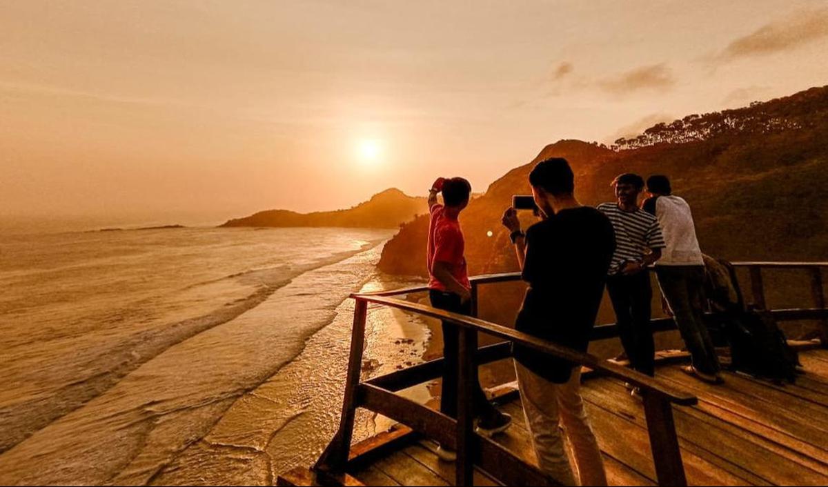 <b>Pantai Surumanis</b>