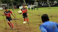 Salah satu anak berlatih melakukan tendangan penalti di Sekolah Sepak Bola (SSB) ASIOP Apacinti di Lapangan A Senayan, Jakarta, Jumat (20/2/2015). (Liputan6.com/Helmi Fithriansyah)