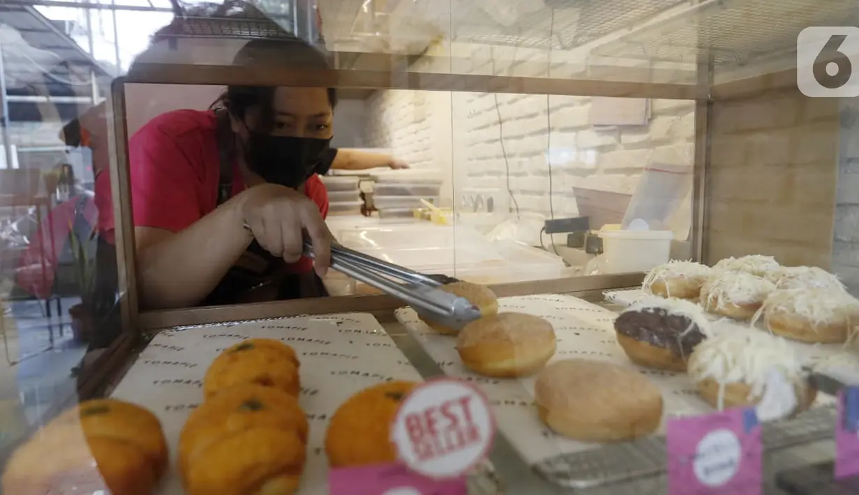 Pramuniaga mengambil donat di salah satu outlet Tomaple di Jakarta, Sabtu (08/5/2021). Selama masa pandemi Covid-19 donat yang memiliki empat outlet di Jakarta menerapkan sistem secara kekeluargaan agar memulihkan dan membangkitkan ekonomi kepada karyawan. (Liputan6.com/HO/Tomaple)