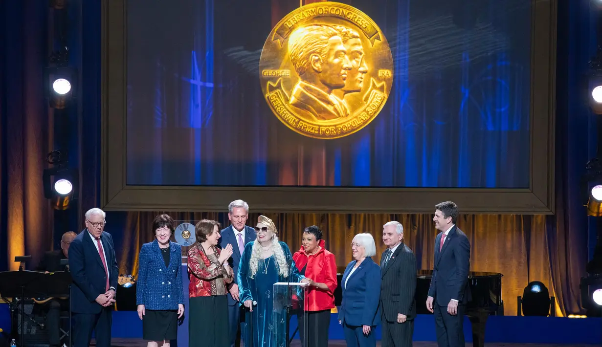 Joni Mitchell menerima Gershwin Prize yang dipersembahkan oleh Pustakawan Kongres Carla Hayden dalam sebuah perayaan yang diselenggarakan di DAR Constitution Hall Washington pada hari Rabu, 1 Maret 2023. Joni Mitchell merupakan salah satu wanita pertama dalam musik rock modern dan pengakuan kritis yang patut ditiru. Mitchell menjadi inspirasi utama bagi semua orang mulai dari Bob Dylan dan Prince hingga generasi artis wanita berikutnya seperti Suzanne Vega dan Alanis Morissette. (AP Photo/Amanda Andrade-Rhoades)