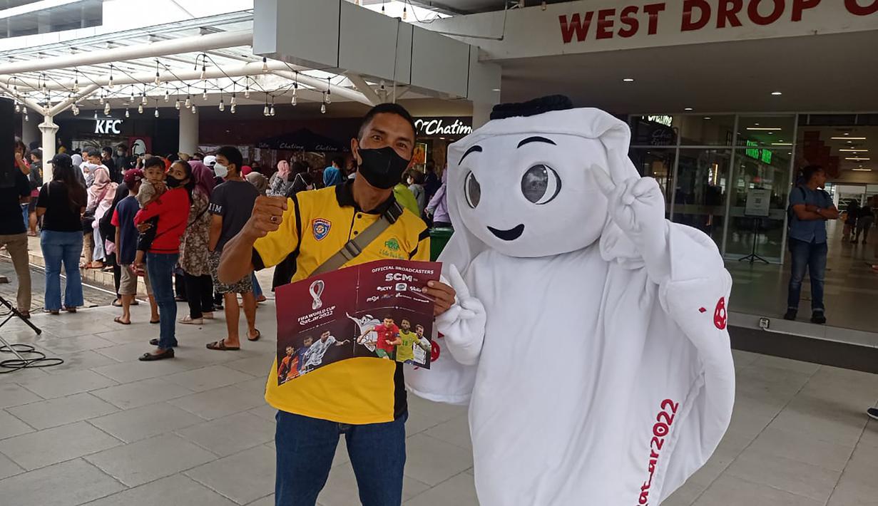 Tak mau kalah dengan para bocah, orang dewasa pun tak sungkan bergaya di samping La'eeb utnuk mengabadikan momen langka tersebut. (Procomm Surya Citra Media)