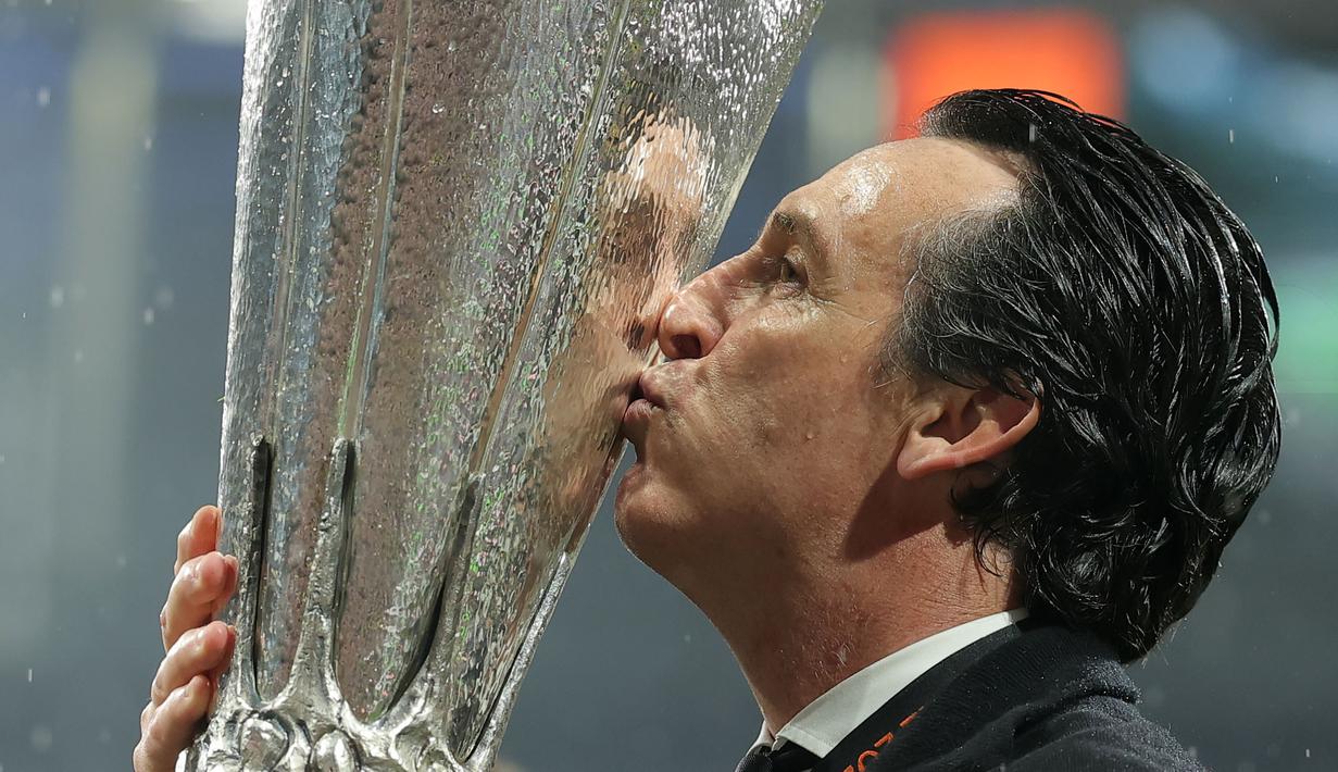 Sementara itu, gelar ini menjadi spesial untuk Unai Emery setelah dirinya berhasil mencatatkan nemanya sebagai salah satu pelatih tersukses dalam sejarah Liga Europa. Gelar bersama Aston Villa menjadi trofi kelimanya di kompetisi tersebut. (AP Photo)