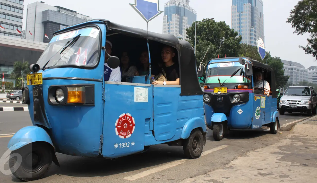 Warga menaiki bajaj berbahan bakar gas (BBG) di kawasan Jakarta Pusat, Sabtu (15/8/2015). Dalam rangka HUT RI Ke-70, PGN menggratiskan biaya tarif bajaj BBG bagi masyarakat. (Liputan6.com/Gempur M Surya)