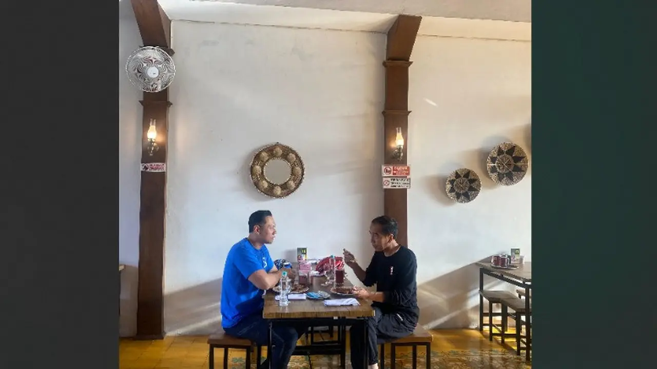 Presiden Joko Widodo (Jokowi) dan Ketua Umum Partai Demokrat Agus Harimurti Yudhoyono (AHY) bertemu dan sarapan bareng di Daerah Istimewa Yogyakarta (DIY).