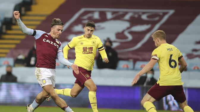 Aksi Jack Grealish selama pertandingan Liga Inggris antara Aston Villa dan Burnley di stadion Villa Park di Birmingham, Inggris, Kamis, 17 Desember 2020. (Molly Darlington / Pool via AP)