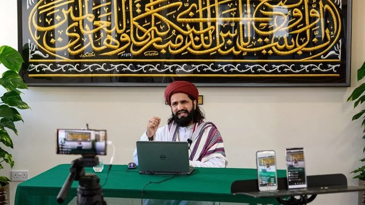 Imam Hassanat Ahmed menyampaikan siaran Jumatnya melalui berbagai platform media sosial dari Masjid Noor Ul Islam yang kosong di Bury, Manchester, Inggris. (AFP)