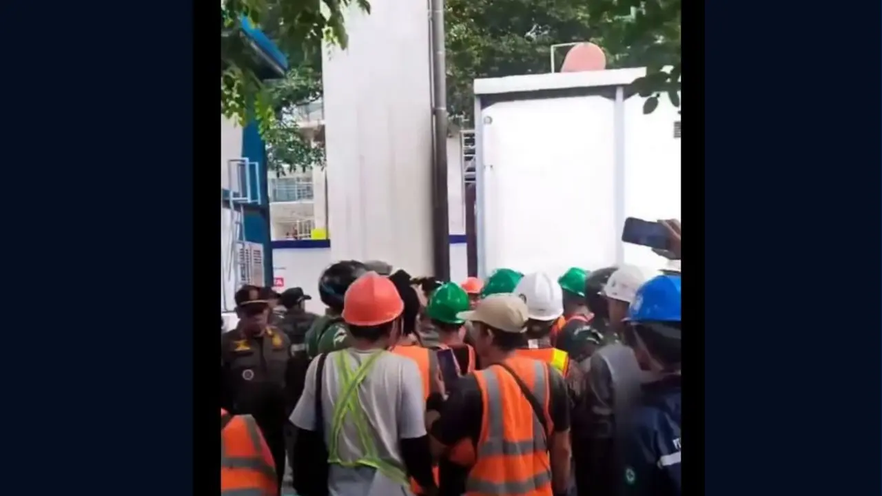 Bentrokan antara petugas Satpol PP dan pekerja proyek di kawasan Bulungan, Jakarta Selatan.