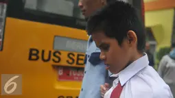 Siswa diantarkan ke pelayanan bus sekolah khusus bagi pelajar penyandang disabilitas di Jakarta, Selasa (2/2). Pemprov DKI Jakarta melalui Dishub memfasilitasi kendaraan bus sekolah gratis untuk pelajar berkebutuhan khusus. (Liputan6.com/Gempur M Surya)