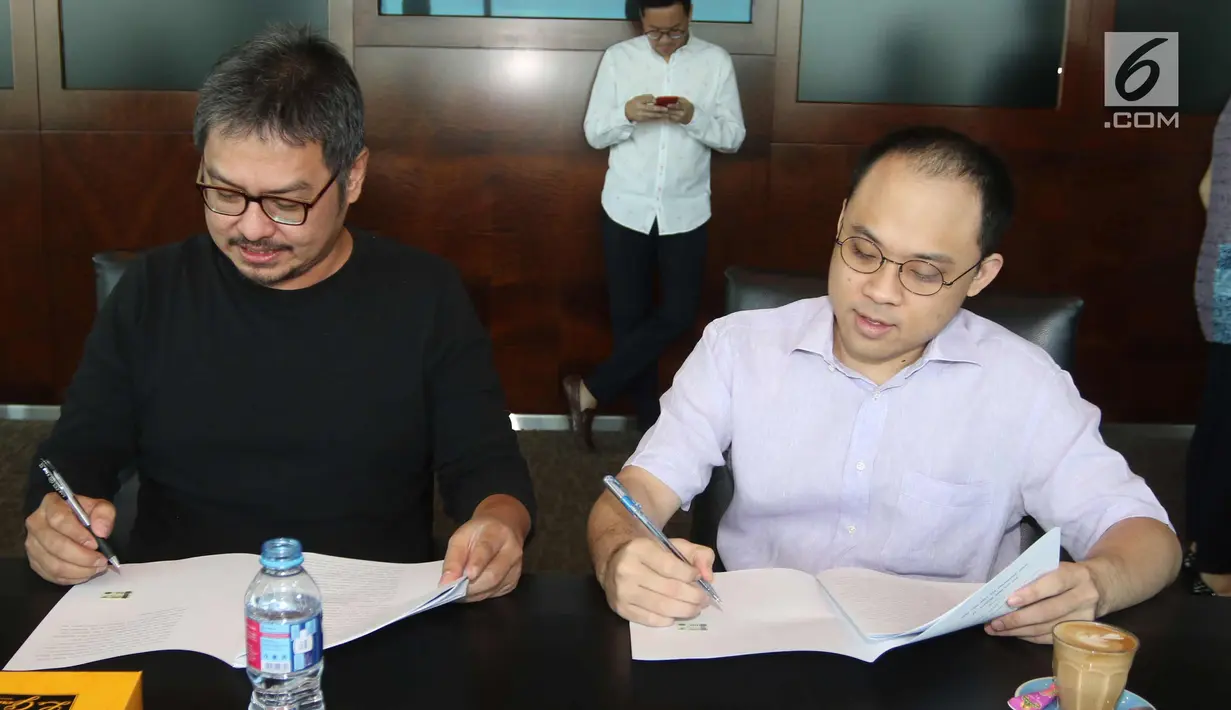 CEO KMK Online Adi Sariaatmadja (kanan) dan CEO KLN Steve Christian (kiri) menandatangani Akta Penggabungan (merger) PT Liputan6.com dan PT KLN, Jakarta, Kamis (29/3). Merger ini melahirkan KapanLagi Youniverse. (Liputan6.com/Arya Manggala)