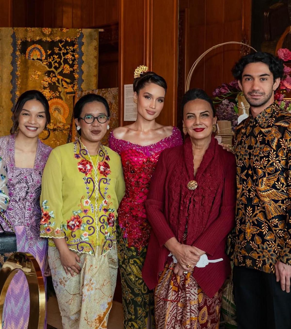 7 Potret Cinta Laura Tampil Elegan dalam Kebaya Merah Muda di Hari Kartini