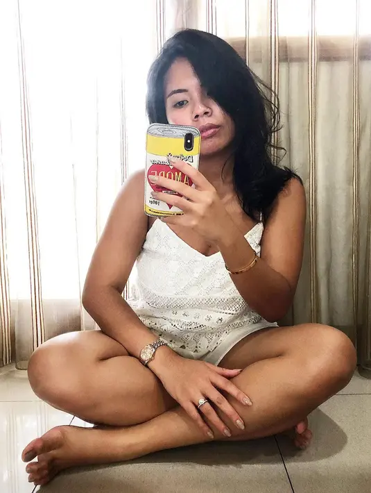 Ternyata Felicia ada sosok yang pintar. Ternyata Felicia Putri tercatat sebagai alumnus dengan nilai kelulusan terbaik Universitas Harvard Law School di Cambridge, Massachussetts, Amerika Serikat. (Liputan6.com/IG/feliciahutapeaaa)
