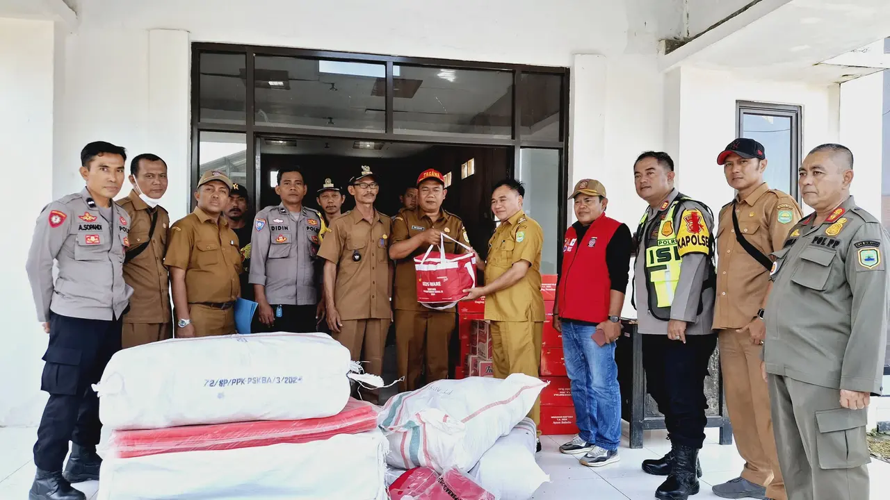 Menteri Sosial, Saifullah Yusuf (Gus Ipul) mengatakan Kementerian Sosial (Kemensos) telah menyalurkan bantuan untuk para korban terdampak puting beliung di Kabupaten Subang, Jawa Barat pada Senin 6 Januari 2025.