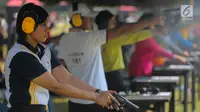 Puluhan polwan mengikuti kejuaran menembak Polwan Cup tahun 2017 di Lapangan tembak Brimob, Kelapa Dua, Depok, Senin (4/9). Kejuaran ini digelar dalam rangka hut Polwan ke-69. (Liputan6.com/Faizal Fanani)