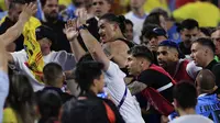 Penyerang Uruguay Darwin Nuñez (tengah) bereaksi terhadap fans Kolombia di tribun penonton setelah laga semifinal Copa America 2024 di Stadion Bank of America, Kamis (11/7/2024). (Buda Mendes / GETTY IMAGES NORTH AMERICA / Getty Images via AFP)