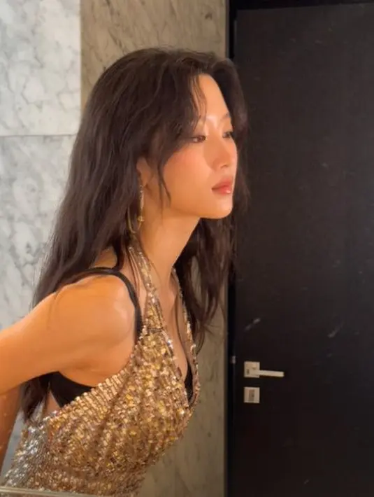 Penampilannya kali ini menambah portofolio tampilan yang berani dengan busana terbuka. [@m_kayoung]