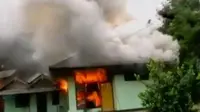 Bentrokan antarkelompok warga di Lampung Utara diwarnai aksi bakar rumah hingga hujan deras di Puncak sebabkan Bendung Katulampa Siaga III.