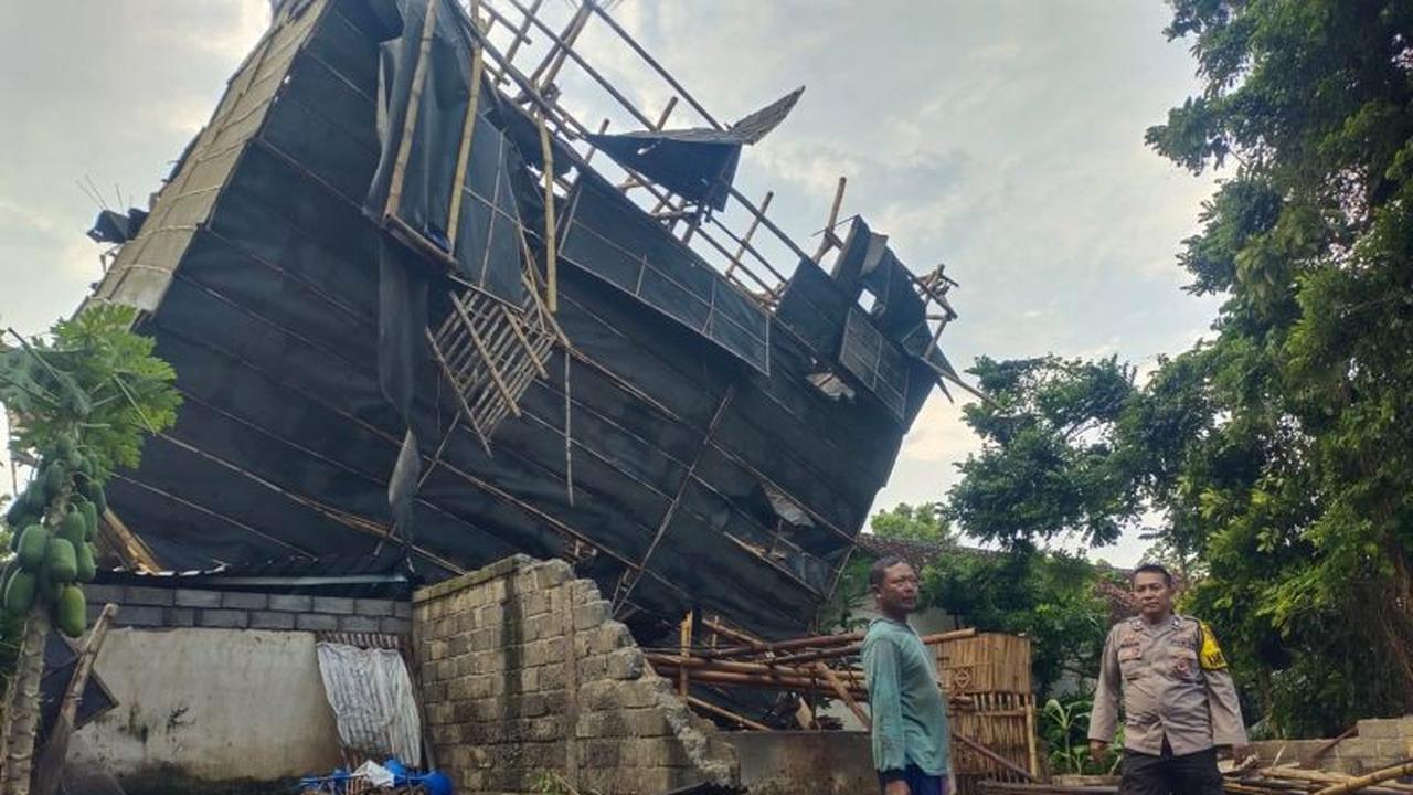Angin Kencang Jember: Empat Sekolah dan Belasan Rumah Rusak Parah