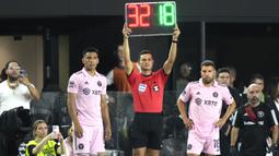 Pemain baru Inter Miami, Jordi Alba (kanan) sedang menunggu untuk menggantikan Noah Allen pada 32 besar piala liga 2023 melawan Orlando City di DRV PNK Stadium, Florida, Amerika Serikat, Rabu (02/08/2023) waktu setempat. (AP Photo/Lynne Sladky)