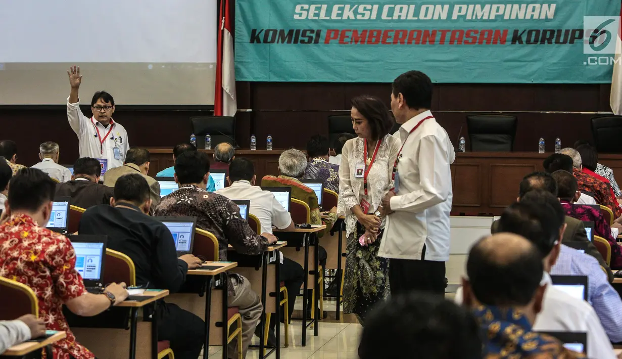 Ketua Pansel Capim KPK Yenti Ganarsih (dua kanan) mengawasi tes uji kompetensi Seleksi Calon Pimpinan KPK di Pusdiklat Kemensesneg, Cilandak, Jakarta, Kamis (18/7/2019). Sebanyak 192 kandidat mengikuti uji kompetensi calon pimpinan KPK. (Liputan6.com/Faizal Fanani)