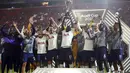 Gelandang Tottenham Hotspur, Moussa Sissoko bersama rekan-rekannya merayakan kemenangan meraih piala Audi Cup 2019 dalam pertandingan final di Alianz Arena, Jerman (1/7/2019). Tottenham menang atas Bayern Muenchen lewat adu penalti 6-5 (2-2). (AP Photo/Matthias Schrader)