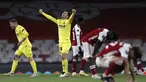 Gelandang Villarreal, Manu Trigueros (tengah) merayakan hasil imbang 0-0 dengan Arsenal usai berakhirnya laga leg kedua semifinal Liga Europa 2020/2021 di Emirates Stadium, London, Kamis (6/5/2021). Villarreal lolos ke final menyingkirkan Arsenal. (AP/Alastair Grant)