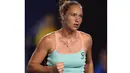  Kateryna Bondarenko mengepalkan tangan saat  berhasil mendapat point dari petenis Swiss, Belinda Bencic pada hari ke-5 turnamen tenis Australian Open 2016  di Melbourne, Jumat (22/1/2016). (AFP/Greg Wood)