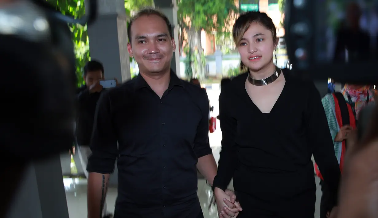 Setelah dua tahun kehilangan kontak dengan ayahnya, Irwan Yusuf, Marshanda akhirnya bisa ketemu kembali. Bangga bisa kembali bertemu, meski kondisi ayahnya minim. (Deki Prayoga/Bintang.com)