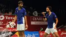 Ganda putra Perancis, Baptise Careme/Ronan Labar bersiap menghadapi Hendra Setiawan/M Ahsan (Indonesia) di Total BWF World Championships 2015 di Jakarta, Rabu (12/8/2015). Hendra/Ahsan unggul 19-21, 21-17, 21-18. (Liputan6.com/Helmi Fithriansyah)