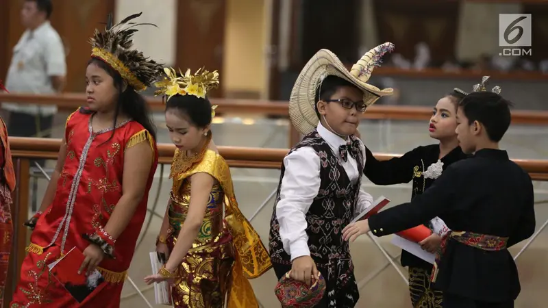 Ratusan Anak-Anak Kenakan Baju Adat Ramaikan Festival Prestasi Indonesia