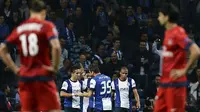 Pemain Porto merayakan setelah gelandang James Rodriguez mencetak gol (tengah). Sementara pemain PSG menunggu untuk memulai kembali pertandingan di Stadion Dragao, Porto, 3 Oktober, 2012. Porto memenangkan pertandingan 1-0. (Foto AFP / Fransisco Leong)