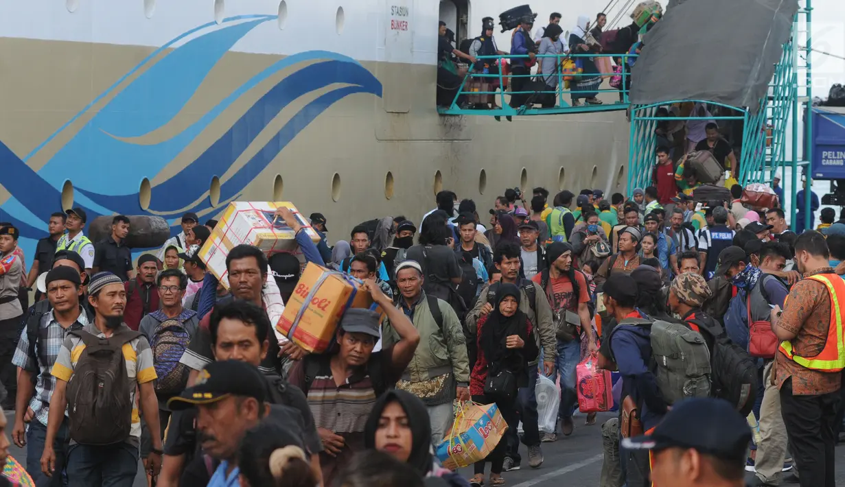 Pemudik yang menumpang KM Labobar tiba di Pelabuhan Tanjung Perak, Surabaya, Jawa Timur, Jumat (31/5/2019). Pelindo III memprediksi puncak mudik angkutan laut Lebaran 2019 yang masuk ke Jawa Timur akan terjadi pada H-3 atau Minggu, 2 Juni. (merdeka.com/Dwi Narwoko)