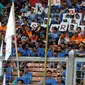 Seorang lelaki mengecat tubuhnya dengan warna emas saat May Day 2016 di GBK, Jakarta, Minggu (1/5) GBK merupakan titik kumpul para Buruh dalam penyampaian aspirasi buruh saat Perayaan Buruh Internasional. (Liputan6.com/Helmi Afandi)