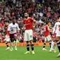 Reaksi pemain Manchester United Bruno Fernandes (tengah) dan Cristiano Ronaldo setelah kegagalan penalti kontra Aston Villa pada Liga Inggris di Old Trafford, Sabtu (25/9/2021). (AFP/Paul Ellis)