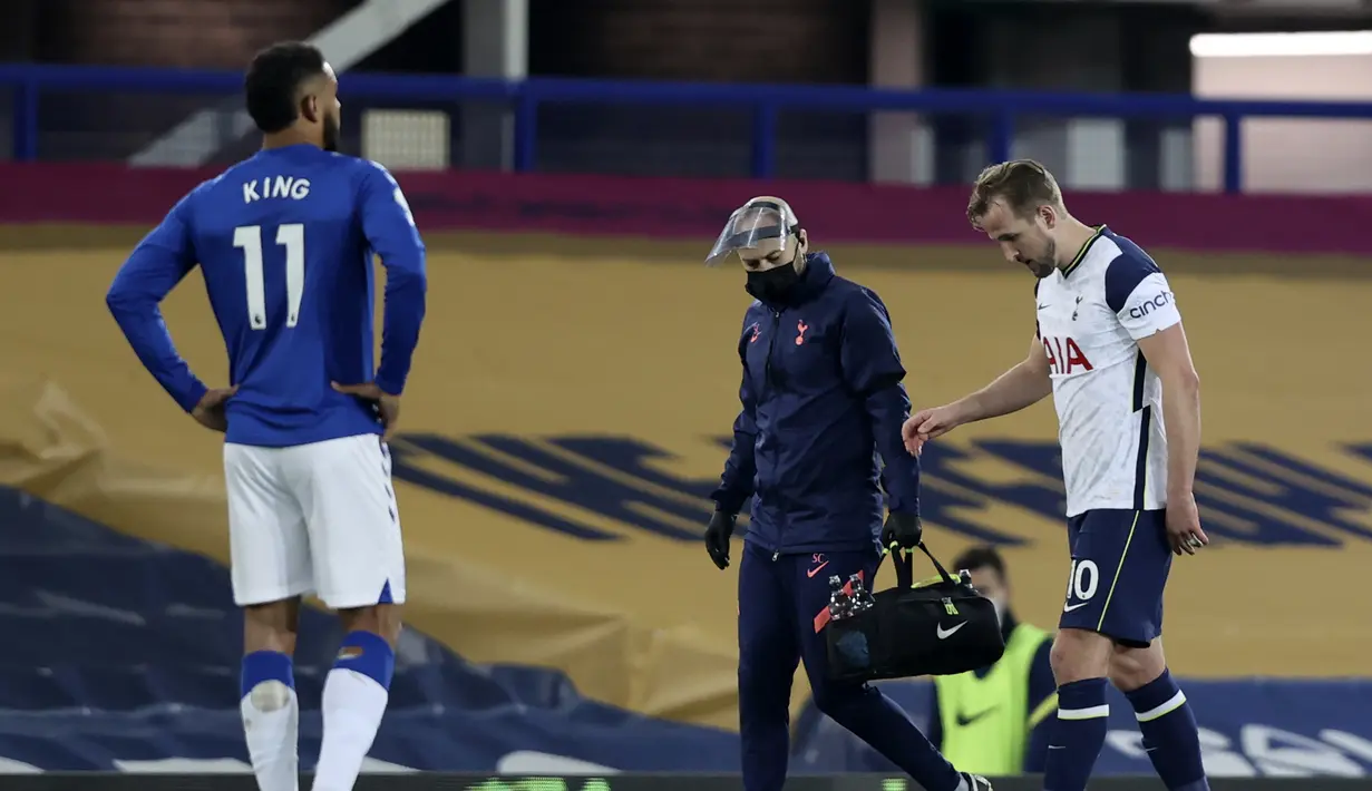 Striker Tottenham Hotspur, Harry Kane (kanan) berjalan meninggalkan lapangan usai mengalami cedera saat menghadapi Everton dalam laga lanjutan Liga Inggris 2020/2021 pekan ke-32 di Goodison park, Liverpool, Jumat (16/4/2021). Tottenham bermain imbang 2-2 dengan Everton. (AP/Jon Super/Pool)