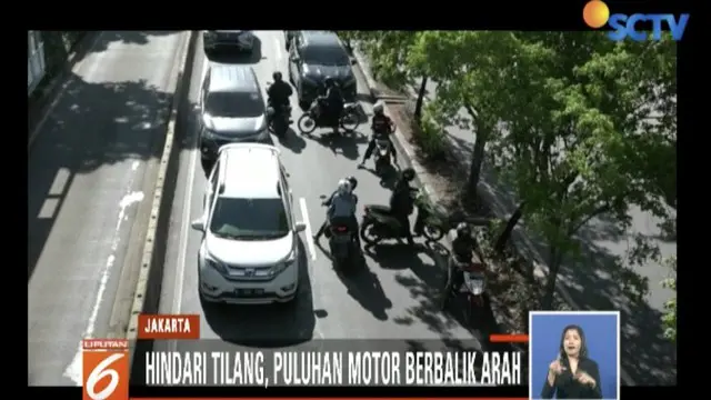 Demi menghindari tilang di Pramuka Raya, Jakarta Pusat, puluhan sepeda motor putar balik dan lawan arah.