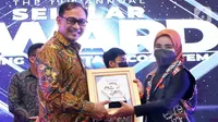 Direktur Utama PT Alita Praya Mitra, Teguh Prasetya (kiri) menerima plakat dari Panitia Selular Award Yuni Purwariadi pada Penganugerahan Selular Award ke-19 untuk kategori Best Fiber Access Solutions Provider yang diselenggarakan Selular Media Network (SMN) dengan tema “Winning in Digital Ecosystem, di Jakarta (29/7/2022). (Liputan6.com/HO)