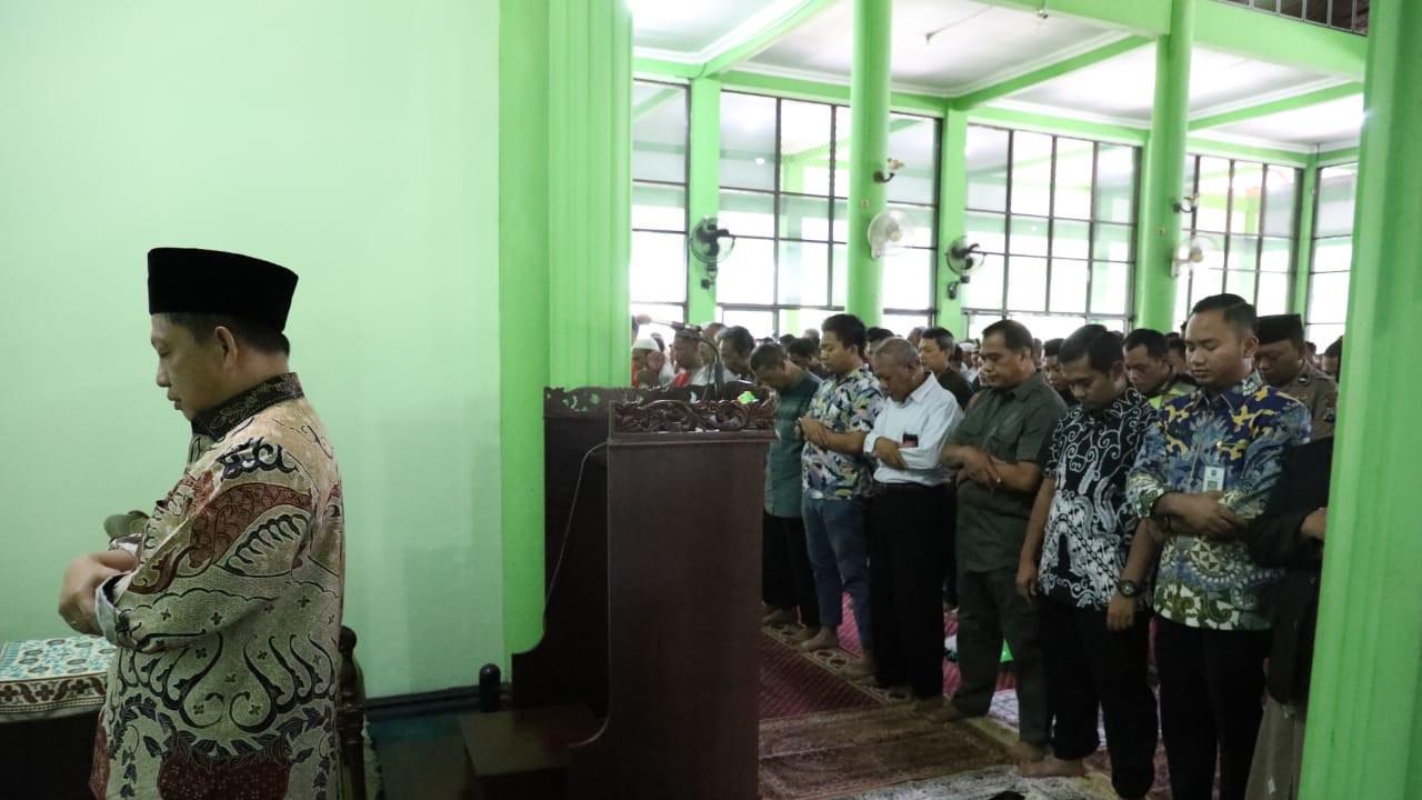 Momen Mendagri Jadi Imam Shalat Jumat di Masjid At-Taqwa Bandara Juanda