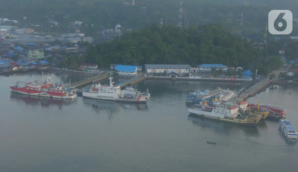 Salah satu pulau yang  terletak di kota Sorong, Papua Barat, Kamis (21/11/2019). Kota Sorong merupakan kota terbesar kedua di Papua, suasana kota Sorong sangat ramai dan memiliki beberapa pulau di kabupaten Sorong. (Liputan6.com/Herman Zakharia)