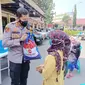 Kapolres Garut AKBP Wirdhanto Hadicaksono membagikan  paket bansos TNI-Polri bagi warga terdampak kebijakan Pemberlakukan Pembatasan Kegiatan Masyarakat (PPKM) Darurat Covid-19 di Garut. (Liputan6.com/Jayadi Supriadin)