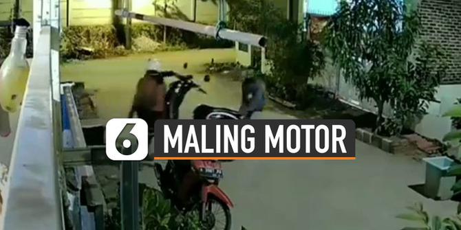 VIDEO: Nekat, Sekelompok Maling Gotong Sepeda Motor Warga Perumahan