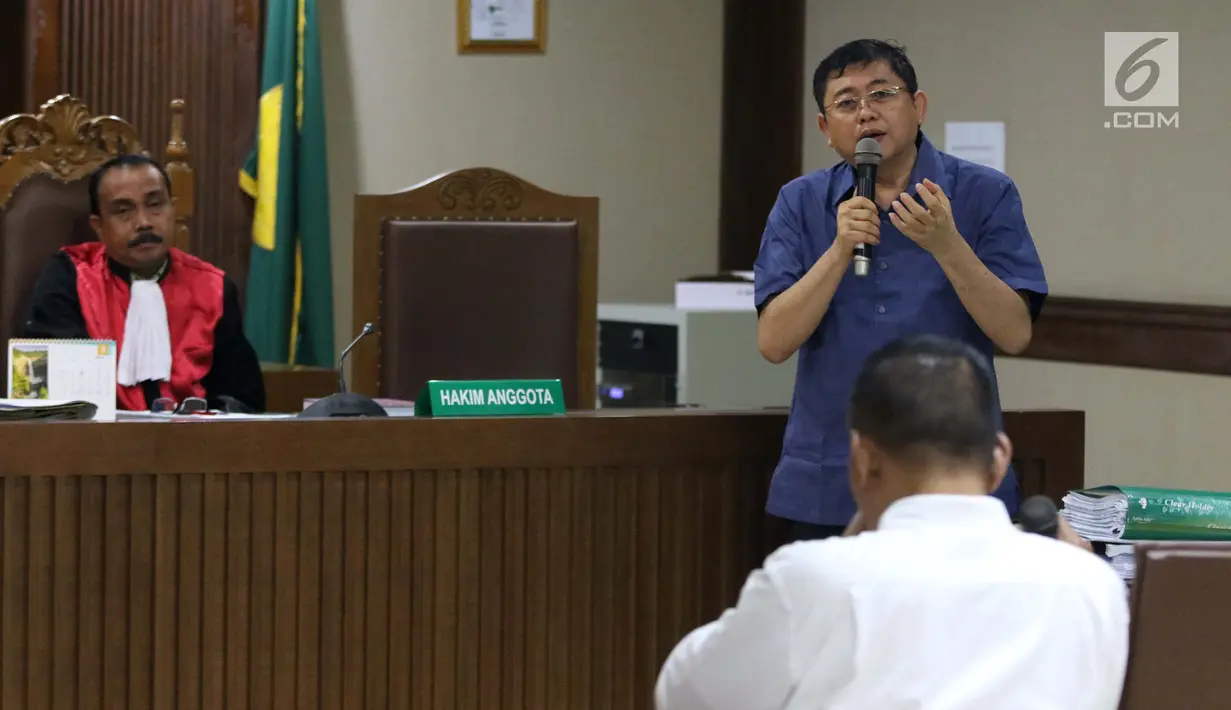 Terdakwa dugaan menghalangi proses penyidikan KPK, Lucas (baju biru) memberi pertanyaan kepada salah satu saksi ahli pada sidang lanjutan di Pengadilan Tipikor, Jakarta, Kamis (21/2). Sidang mendengar dua saksi ahli. (Liputan6.com/Helmi Fithriansyah)